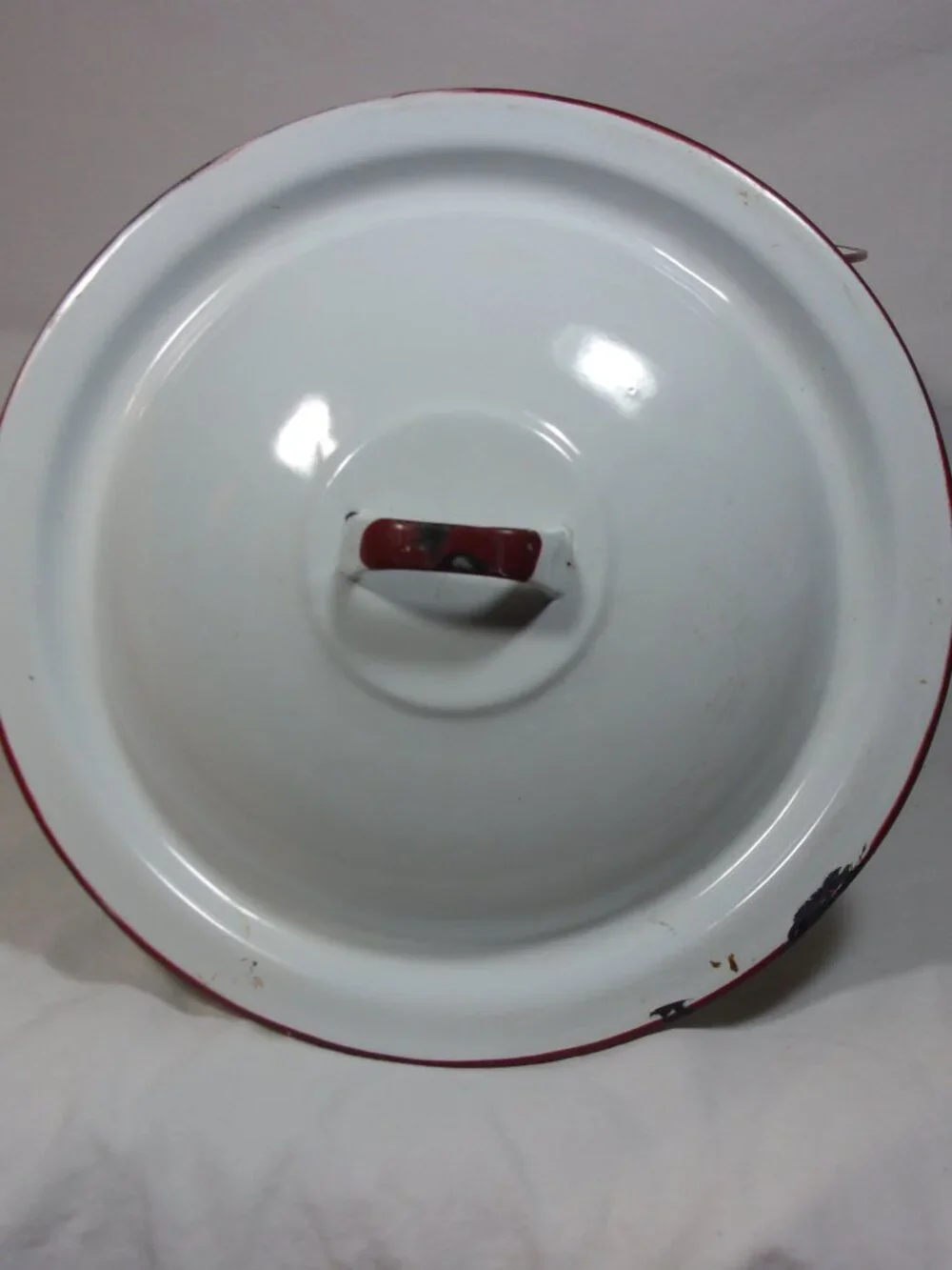 VINTAGE WHITE ENAMEL CHAMBER/STOCK POT RED TRIM WITH LID
